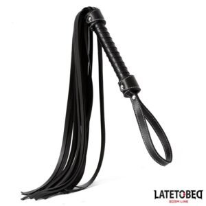 Flogger negro de 77 cm con mango texturizado y tiras largas.