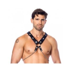 Arnés masculino de cuero con correas cruzadas y cadenas metálicas en el pecho, diseño fetich estructurado