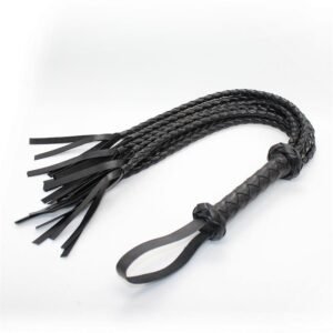 Flogger BDSM trenzado negro de 75 cm con mango trenzado y flecos en los extremos sobre fondo blanco